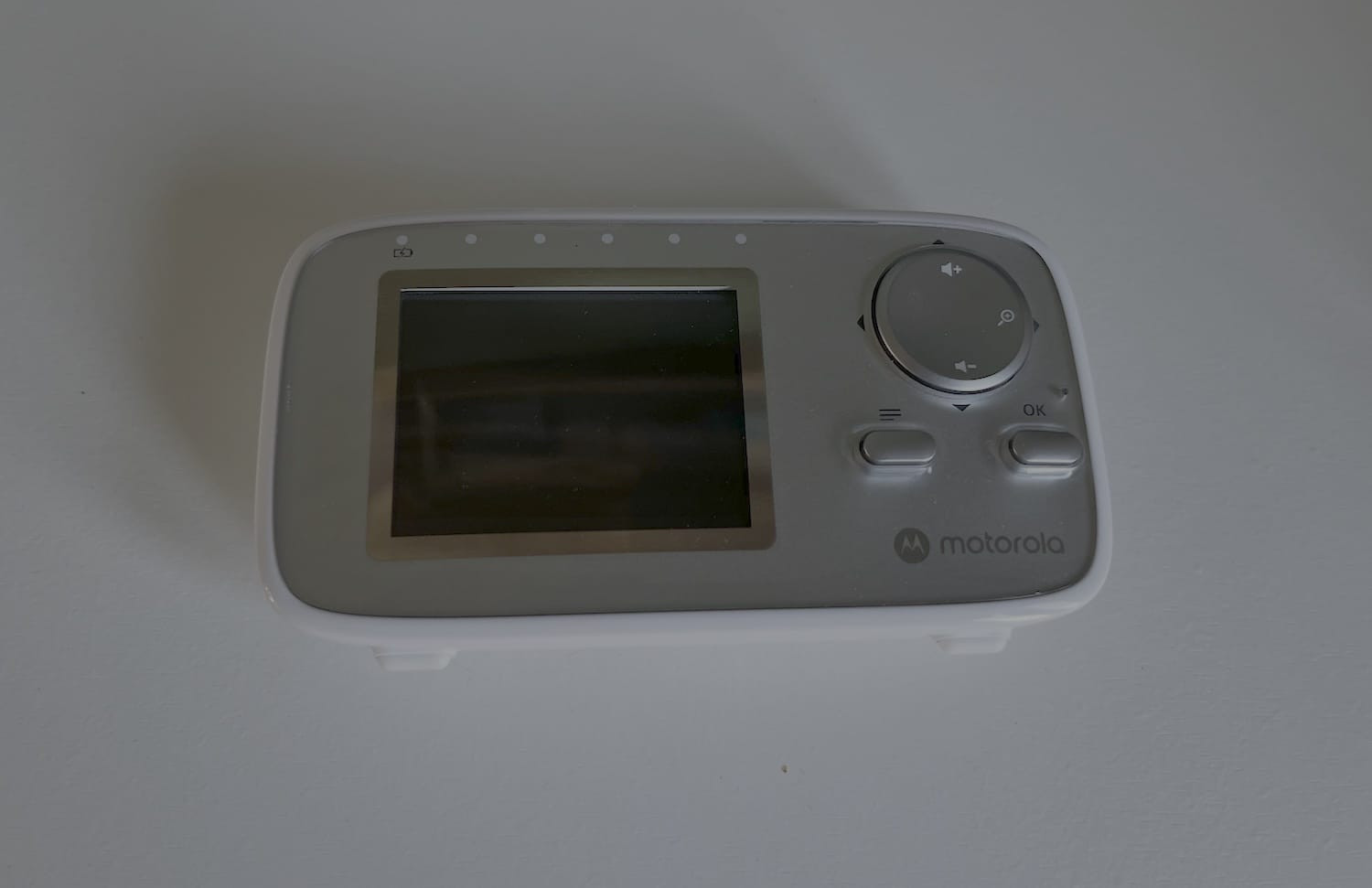 Motorola babyfoon op witte achtergrond, gekocht bij de Action