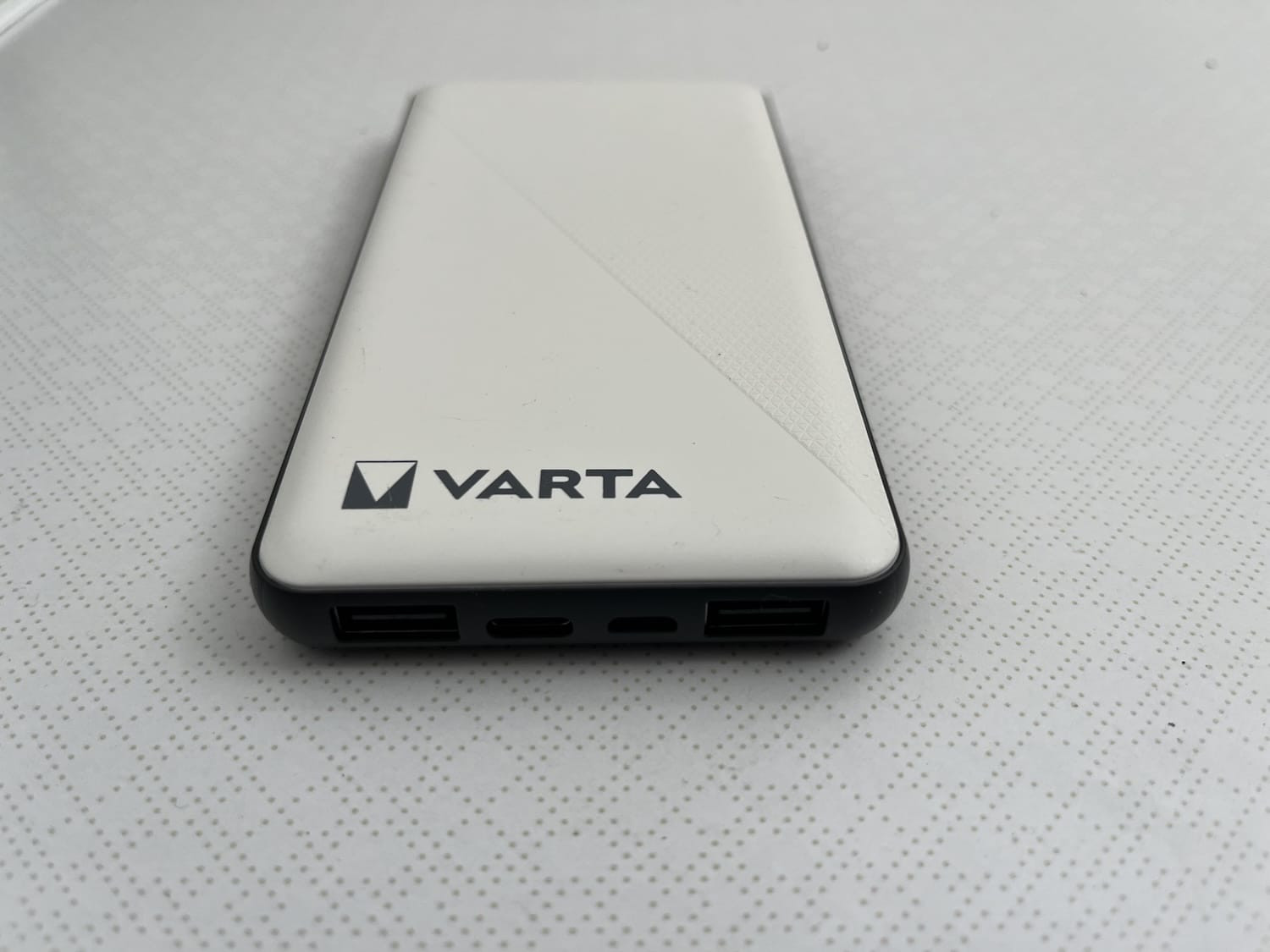 Poorten van de Varta Powerbank: USB-C en USB-A aansluitingen close-up