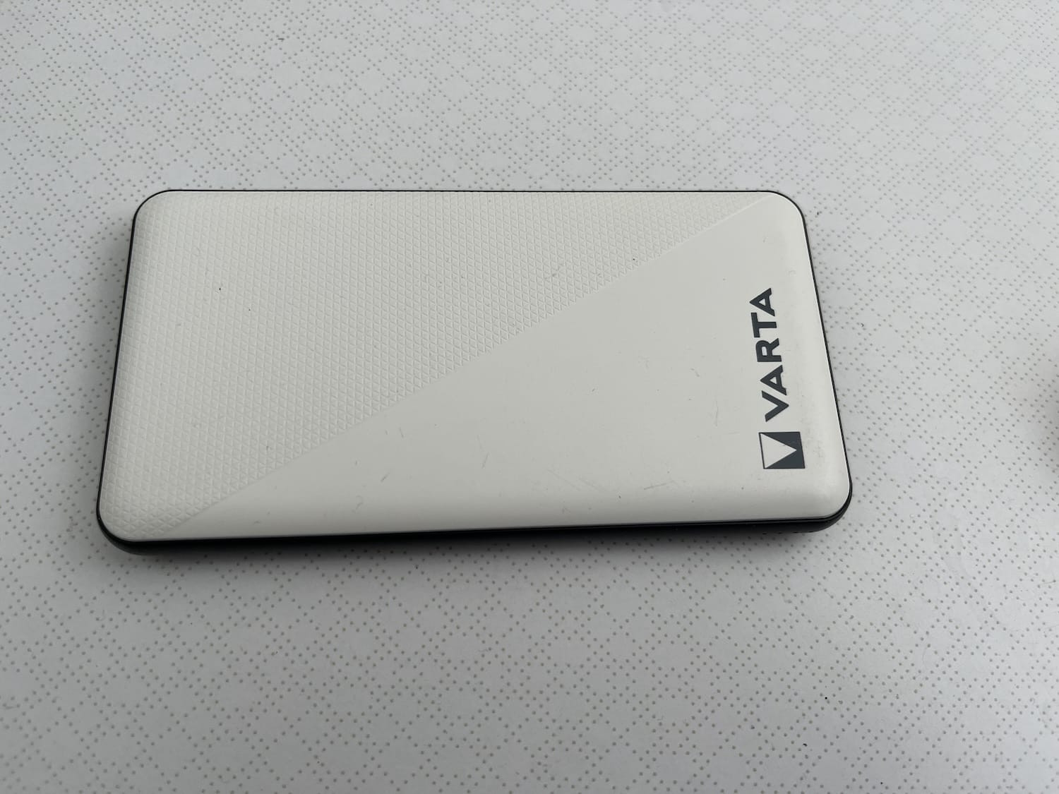Varta Powerbank van de Action, 10000 mAh, bovenaanzicht met led-indicatoren
