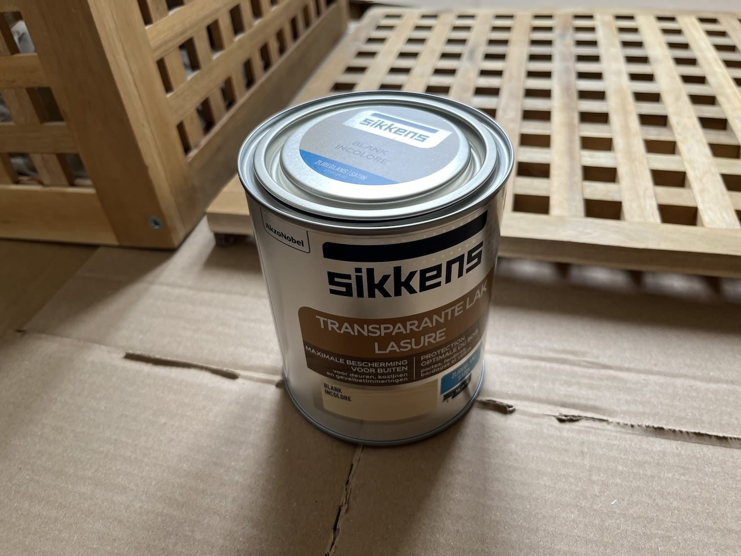 IKEA HOL tafel wordt geverfd met watervaste lak voor gebruik als plantenbak