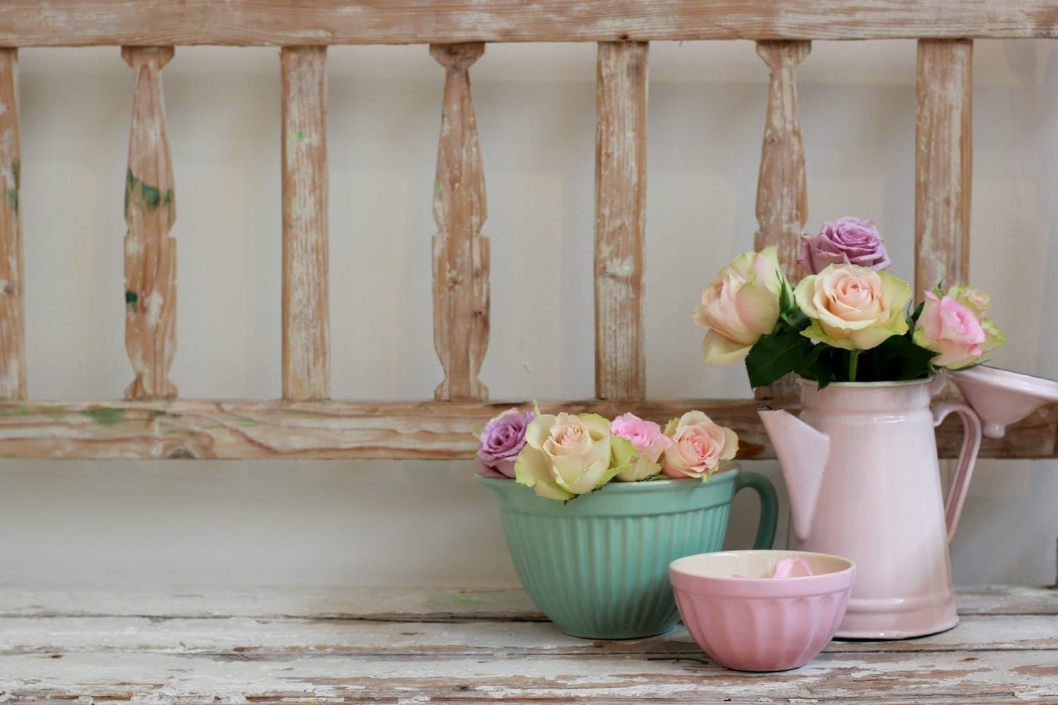 Brocante interieur met vintage meubels, pastelkleuren en romantische decoratie