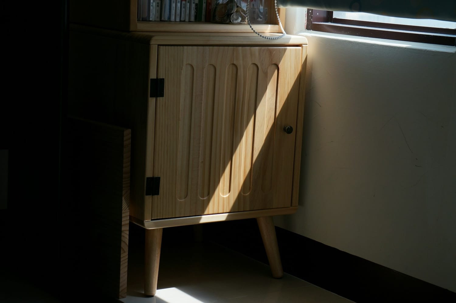 Scandinavisch interieur met lichte kleuren, houten vloer en minimalistisch meubilair