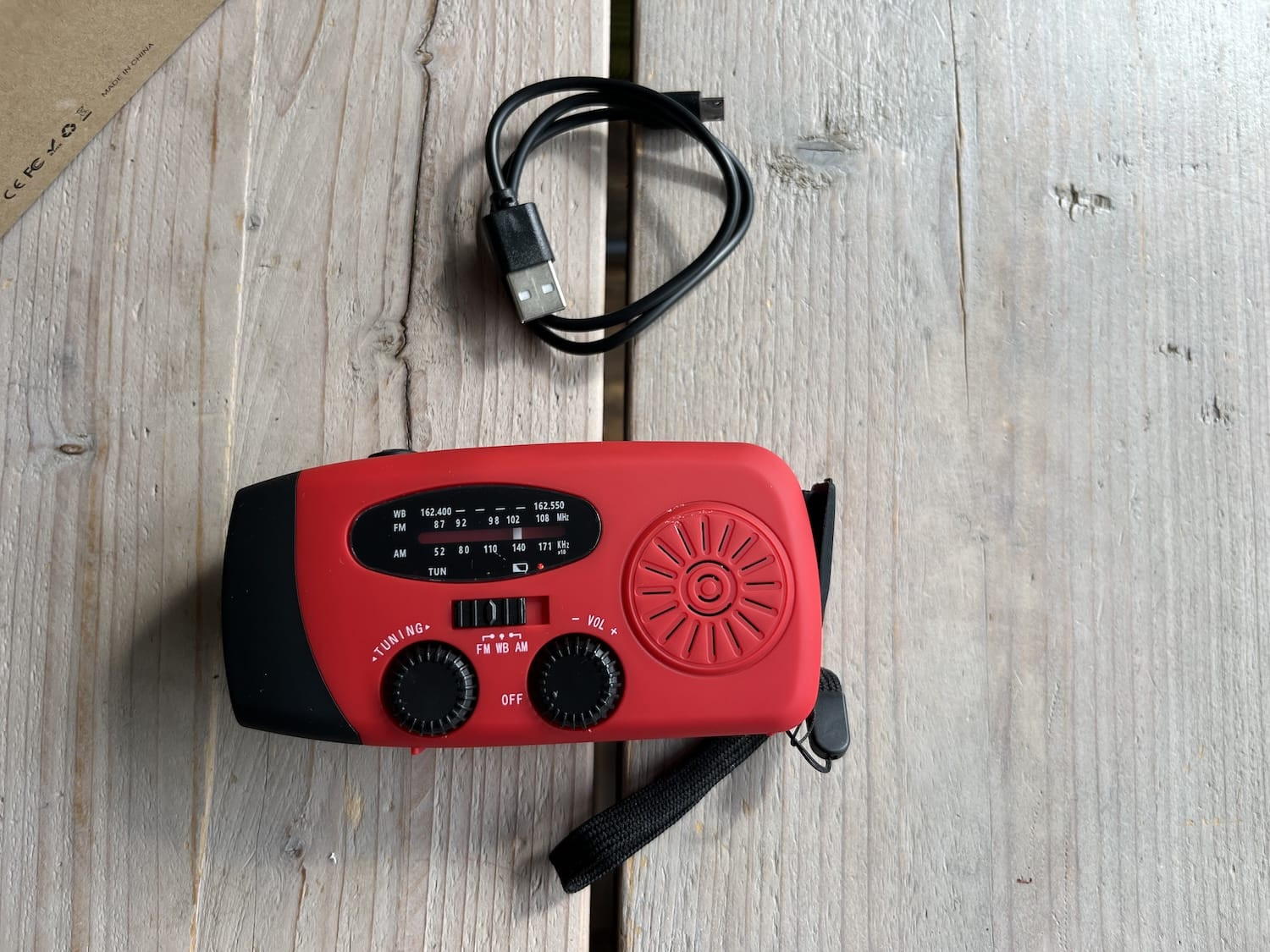 Kabeltje dat wordt meegeleverd bij de solar noodradio voor opladen via USB