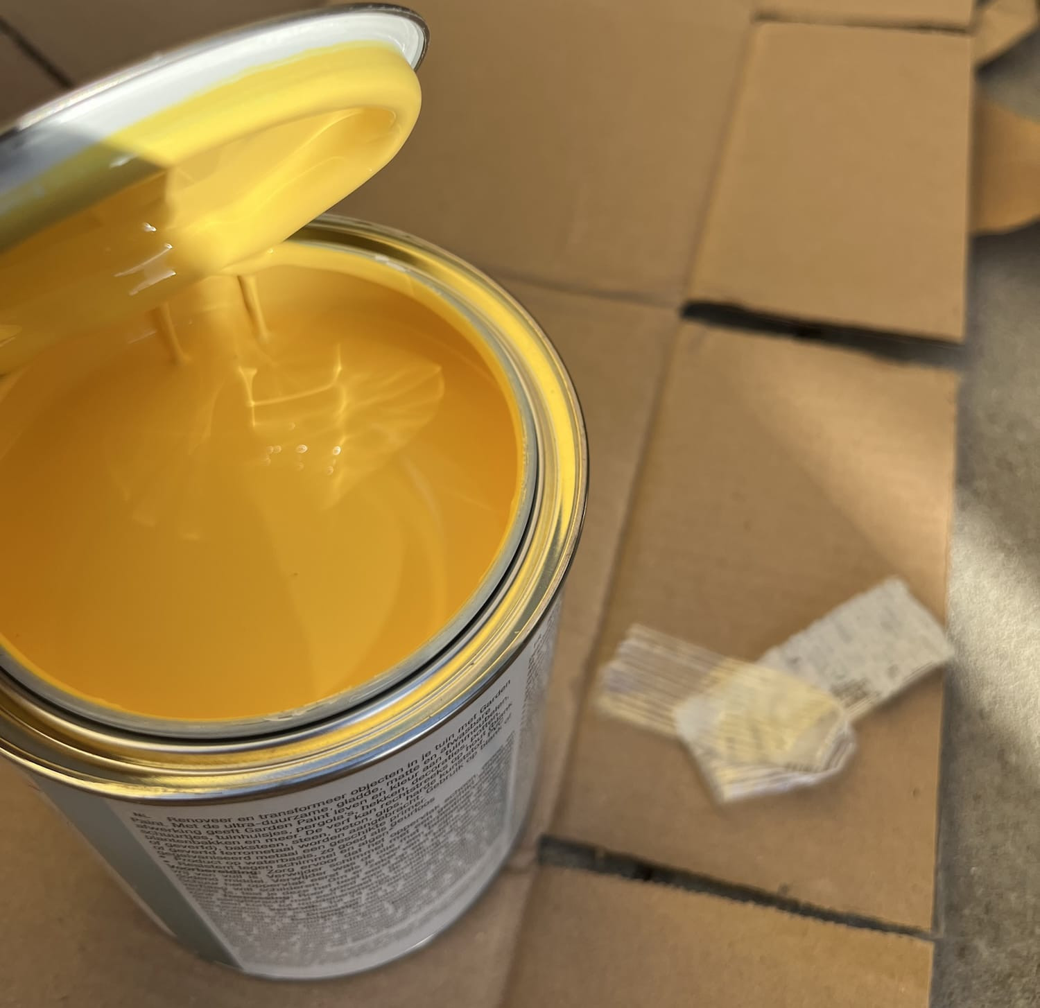 Gele Rust-Oleum verf kleur voor het verven van een schutting