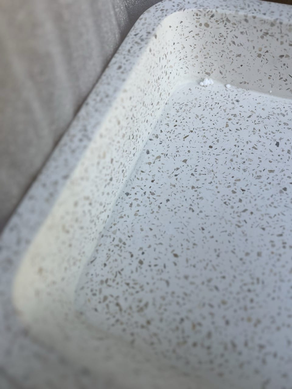 Nieuwe Sklum waskom met een mooi en volledig doorlopend terrazzo-patroon