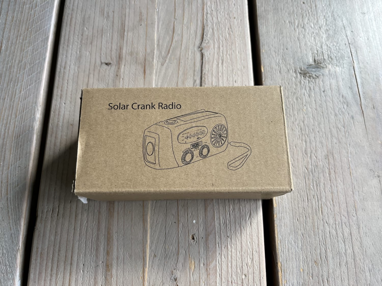 Action solar noodradio van voren, compact en oranje-zwart design