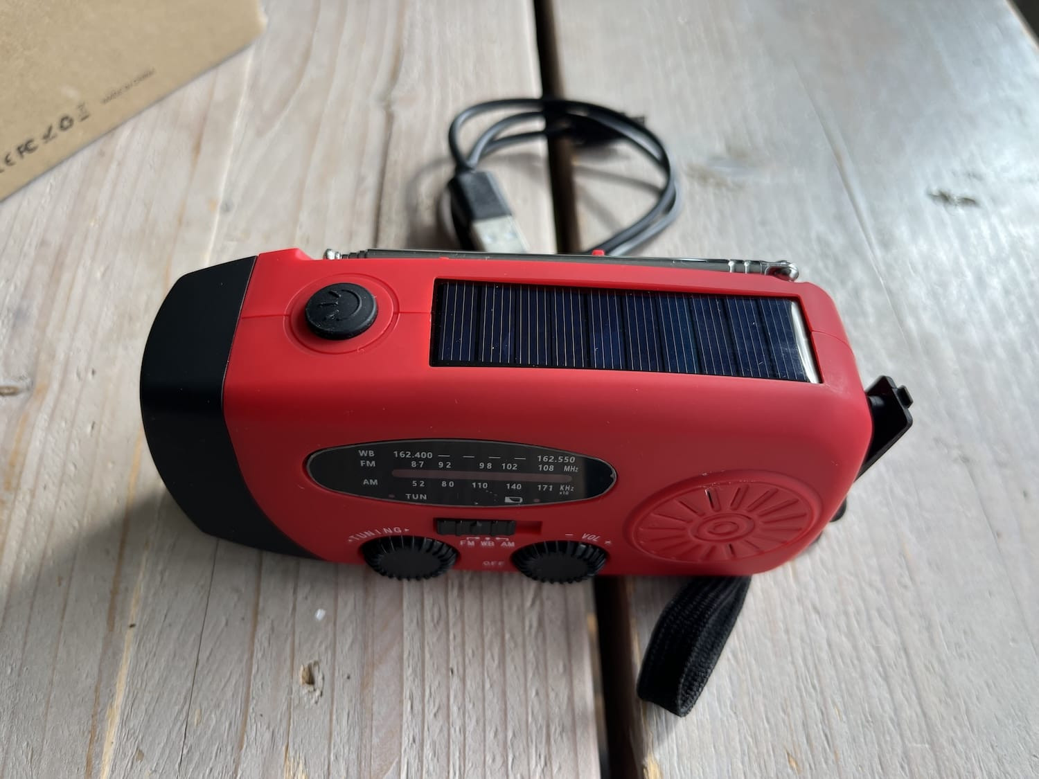 Bovenkant van de solar noodradio met zonnepaneel zichtbaar