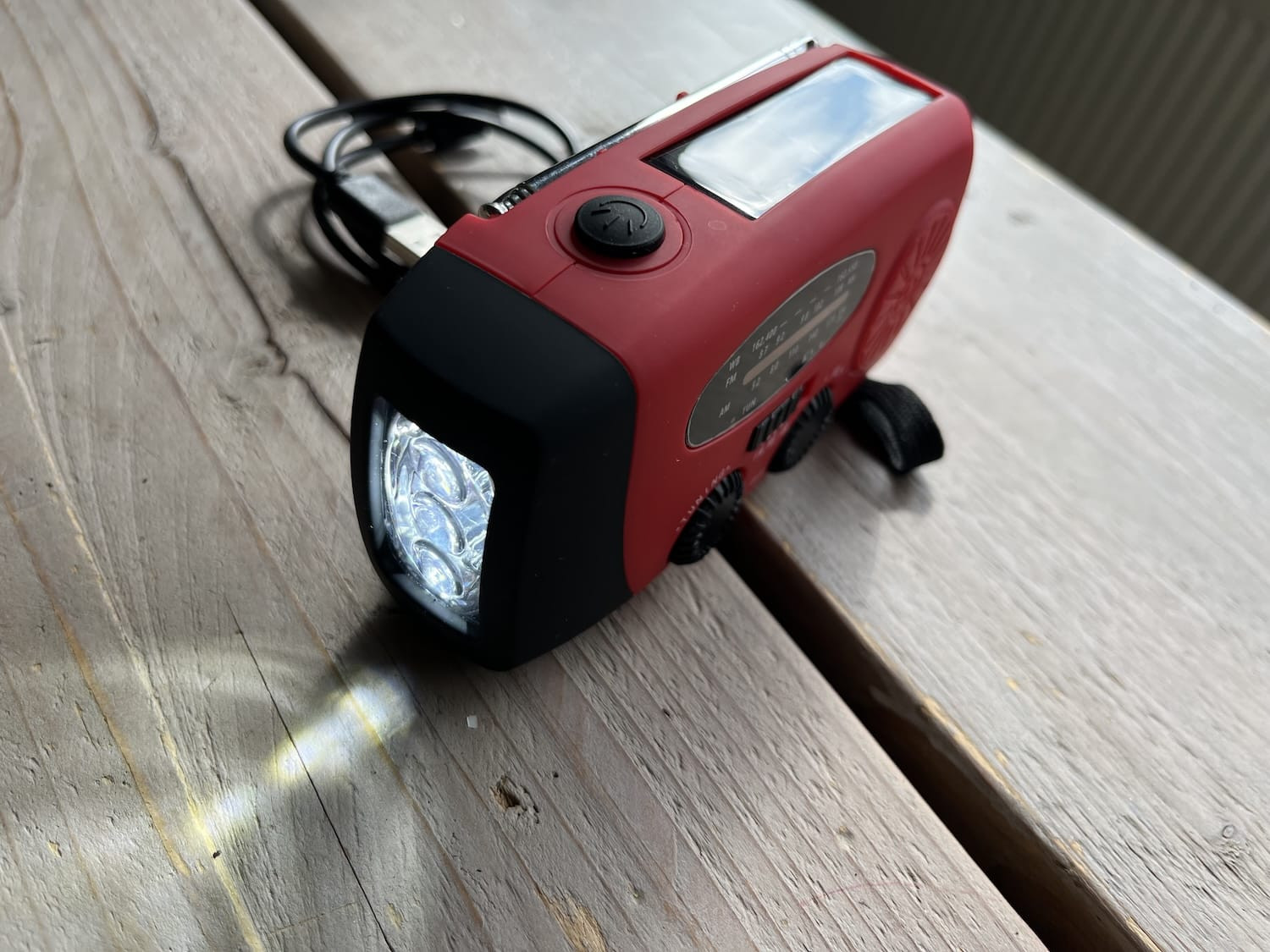 Solar noodradio met ingeschakeld lampje, zaklamp functie geactiveerd