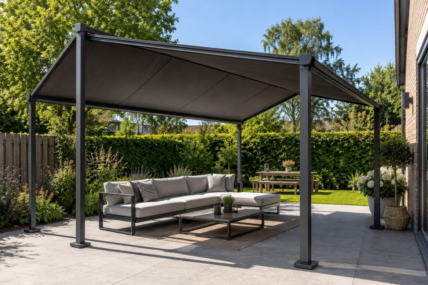 Vrijstaande terrasmarkies opgesteld op een terras zonder wandbevestiging