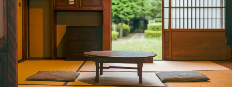 Woonkamer zonder banken: dé trend die je interieur luchtiger maakt afbeelding