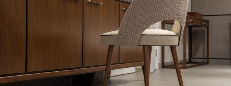 Stoffen eetkamerstoelen vergelijken: wat de productfoto niet laat zien afbeelding