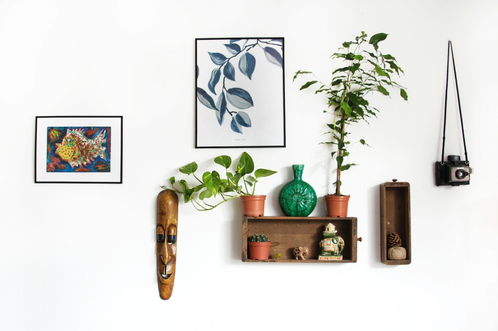 gallery wall, lichte muur