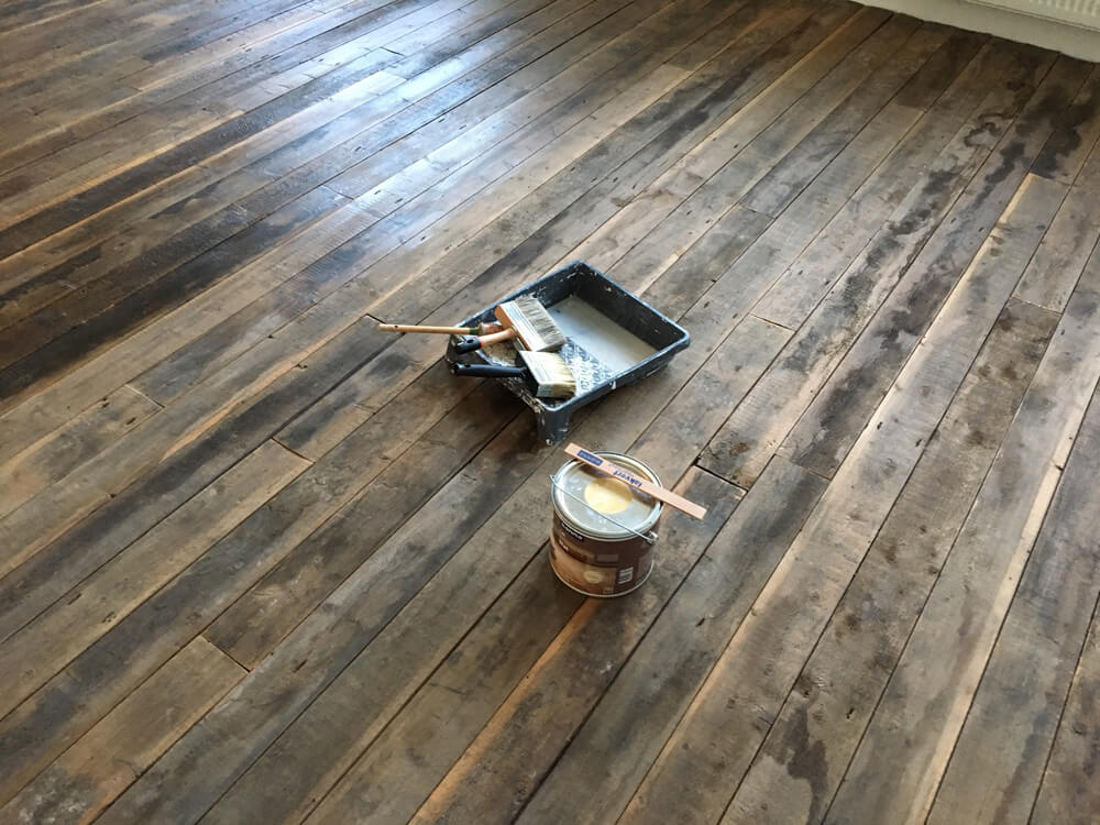 houten vloer lakken - de voorbereiding en afwerking