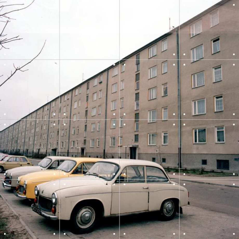 IXXI Three Cars Gdansk 1986, Teun Voeten - 80 x 80 cm - Gratis ophangtool - Grote wanddecoratie en posters - Fotografie, Vintage, Mancave, Woonkamer afbeelding 1