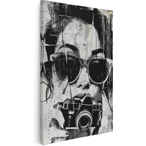 Artaza Canvas Schilderij Vrouw met Zonnebril die een Camera Vasthoudt - 20x30 - Klein - Foto Op Canvas - Canvas Print