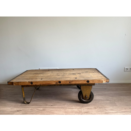 Vintage salontafel op wielen - robuust en uniek afbeelding