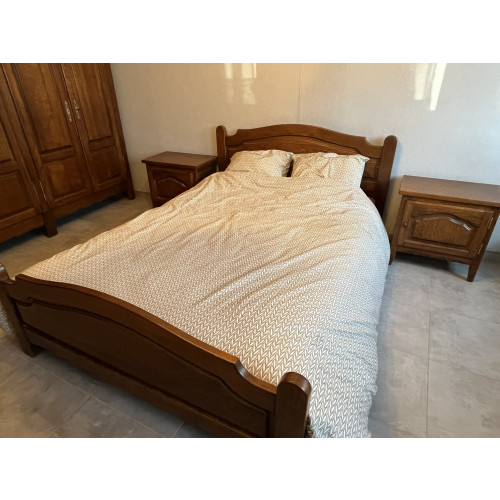 Eikenhouten bed (2m x 1.5m) met bijpassende nachtkastjes afbeelding 2