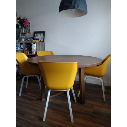 Ikea keukentafel met stoelen. afbeelding