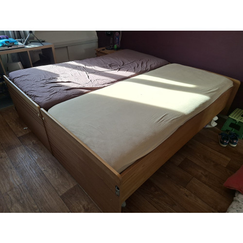 Groot houten dubbel bed afbeelding