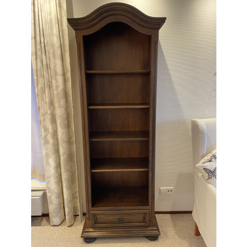 Massief houten boekenkast met lade, klassiek / vintage afbeelding