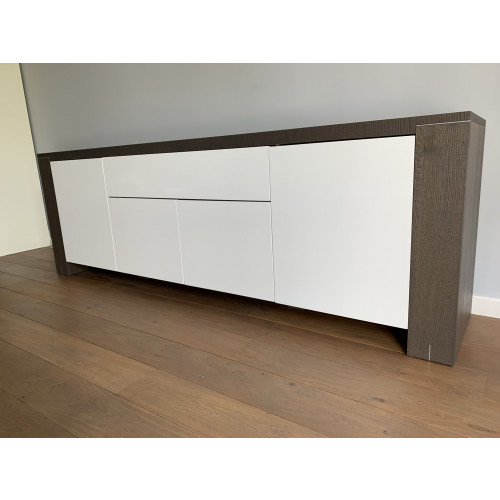 Mooi groot en breed (251 cm) dressoir afbeelding 2