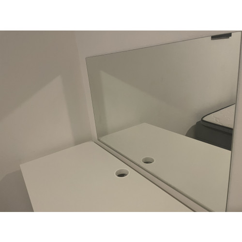 Ikea Bureaustoel, tafel en spiegel afbeelding