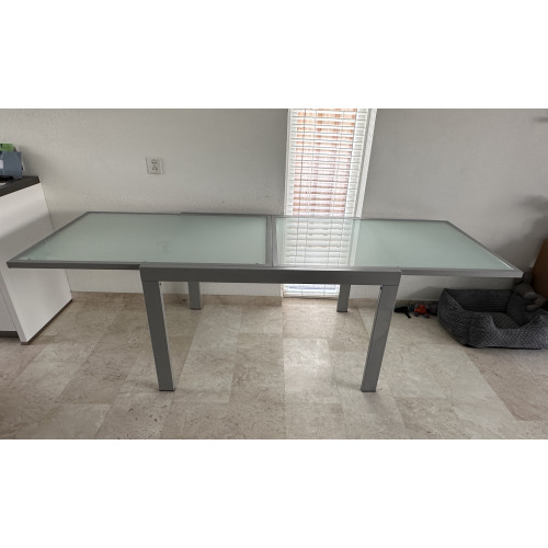 Eettafel aluminium frame met glasplaat afbeelding 2