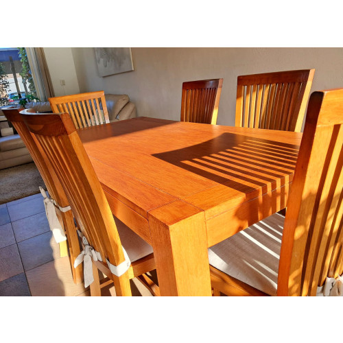 Eettafel en stoelen, beiden licht eiken, prachtig afbeelding