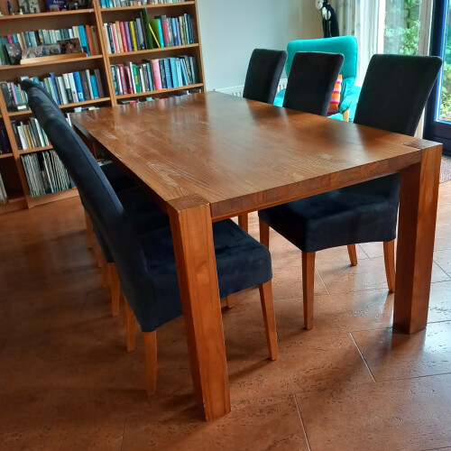 Eettafel en -stoelen afbeelding