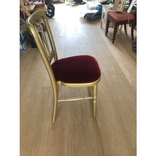 Gouden stoelen met rode zitting afbeelding 2