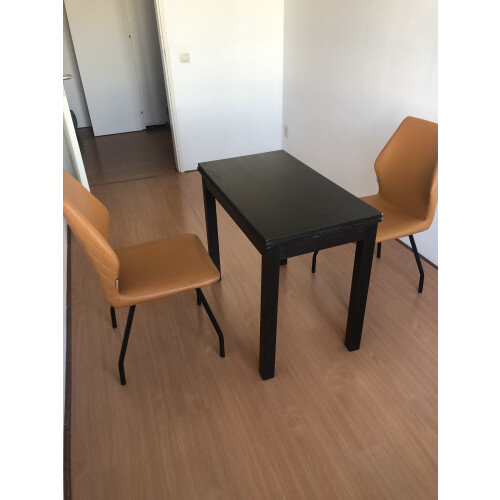 Uitschuifbare eettafel met 2 designstoelen afbeelding