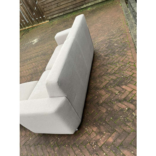 Lichtgrijze sofa + poef afbeelding 2