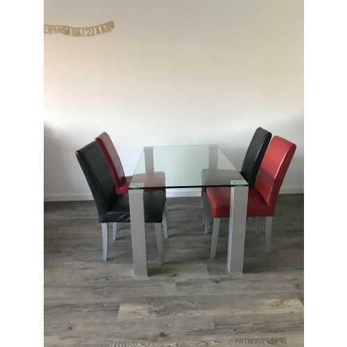Fijne eetkamerset: glazen tafel en vier stoelen afbeelding