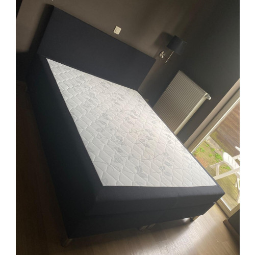 Boxspring Zwart 180x200x Extra Matras en Zilver Kleurige Poten afbeelding