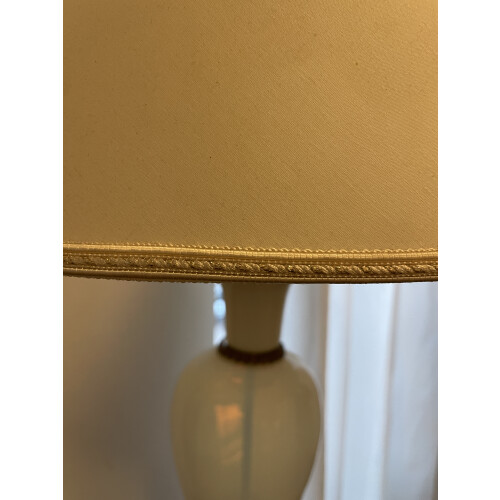 Klassieke tafellamp, hotelstijl, messing & opaalglas afbeelding 3