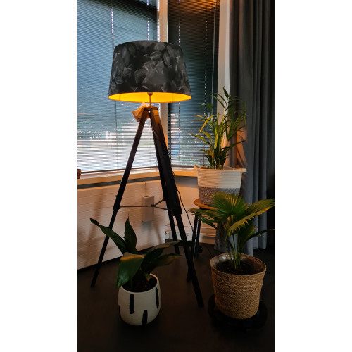 Vloerlamp met houten driepoot en geverfde lampenkap afbeelding 3