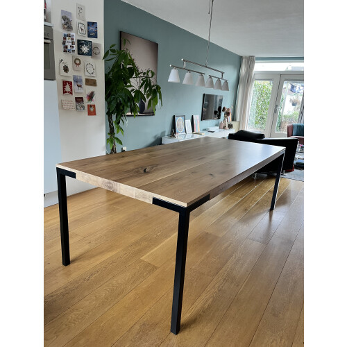 Mooie grote eetafel ziet er nog heel goed uit afbeelding 2