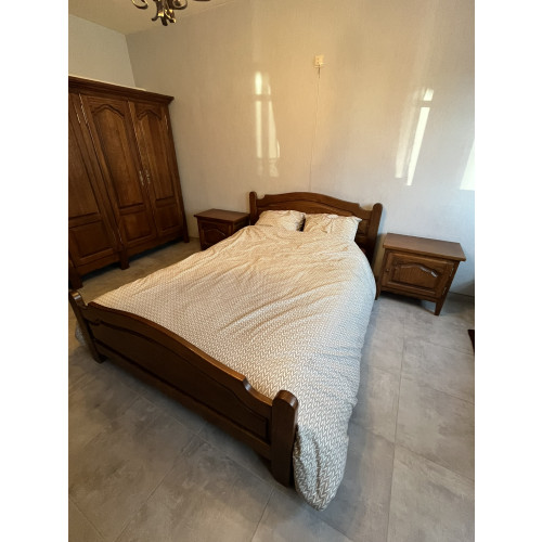 Eikenhouten bed (2m x 1.5m) met bijpassende nachtkastjes afbeelding 3