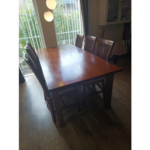 Hardhouten eettafel met 6 hardhouten stoelen afbeelding