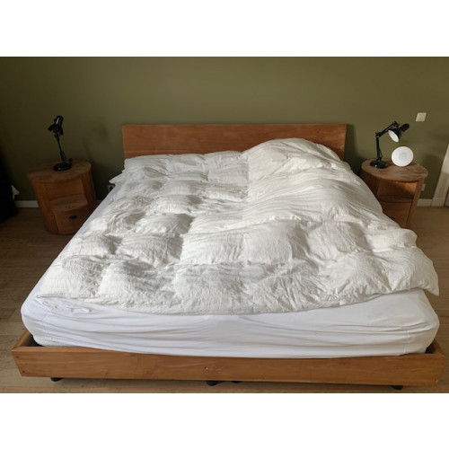 Houten handgemaakte houten bedmeubel met 2 nachtkastjes en commode. afbeelding 3