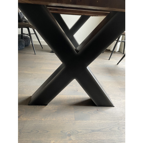 Houten tafel met metalen X poten afbeelding 3