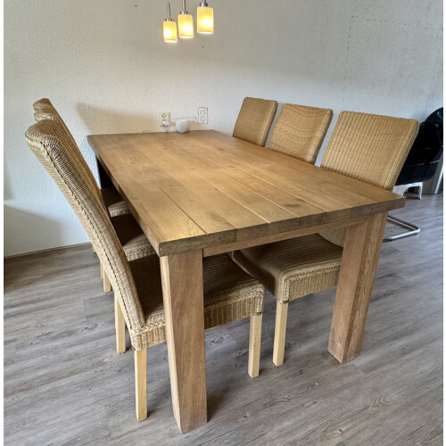 Robuuste massief eikenhouten eettafel met 6 Loom stoelen afbeelding