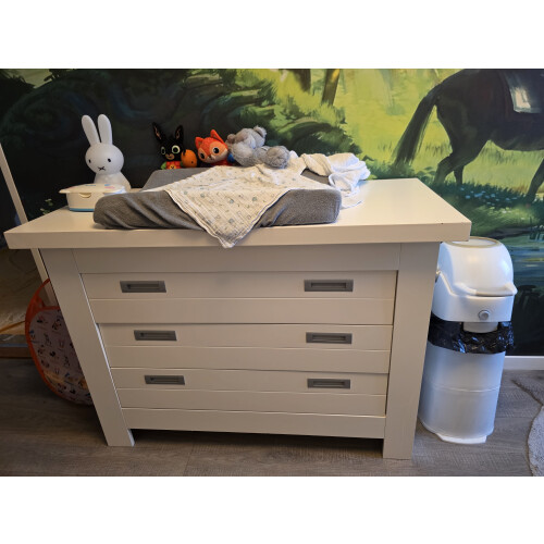 Witte stevige kast en commode voor babykamer afbeelding 2