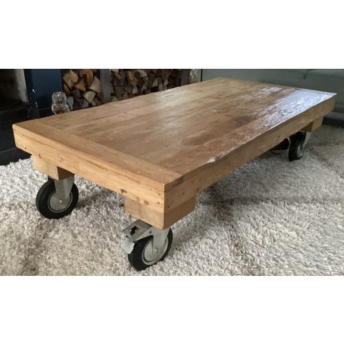 stoere houten eettafel afbeelding