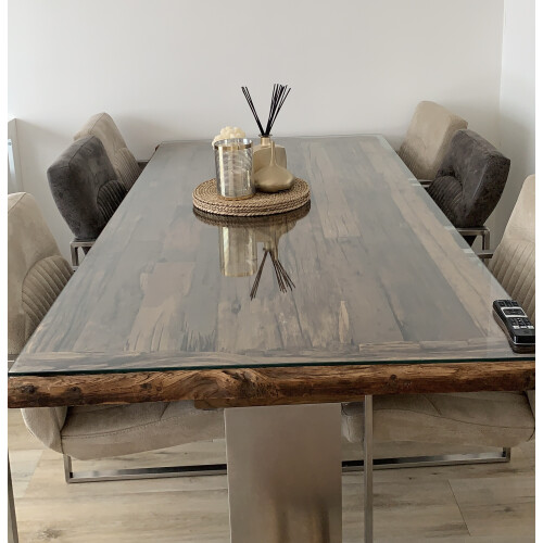 Eettafel met stoelen en salontafel afbeelding