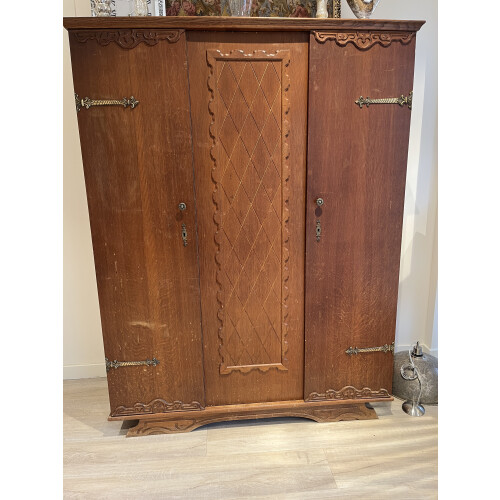 Antieke kledingkast afbeelding