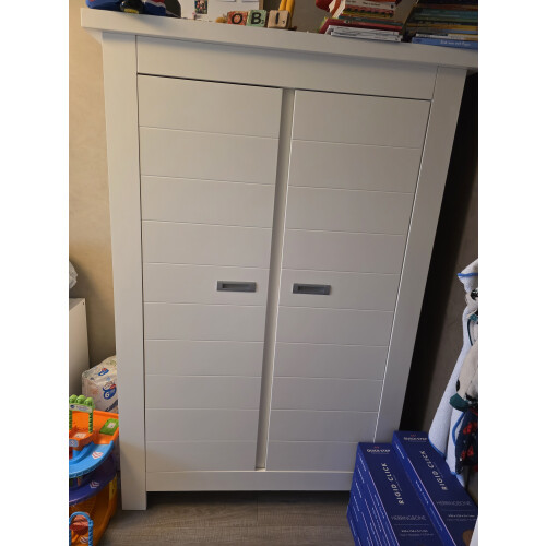 Witte stevige kast en commode voor babykamer afbeelding