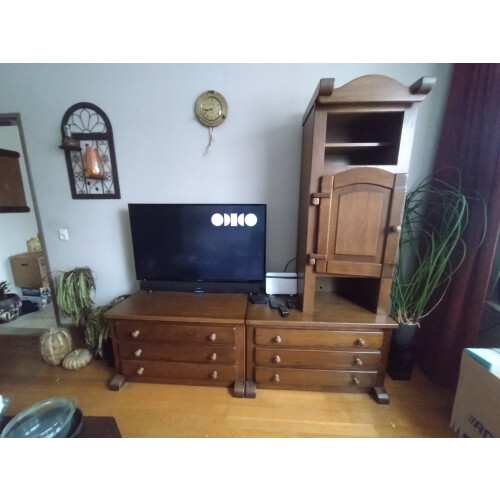 Houten ladekasten en kast combinatie afbeelding