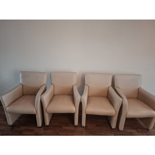 Lederlook stoelen afbeelding