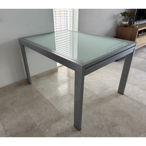 Eettafel aluminium frame met glasplaat afbeelding